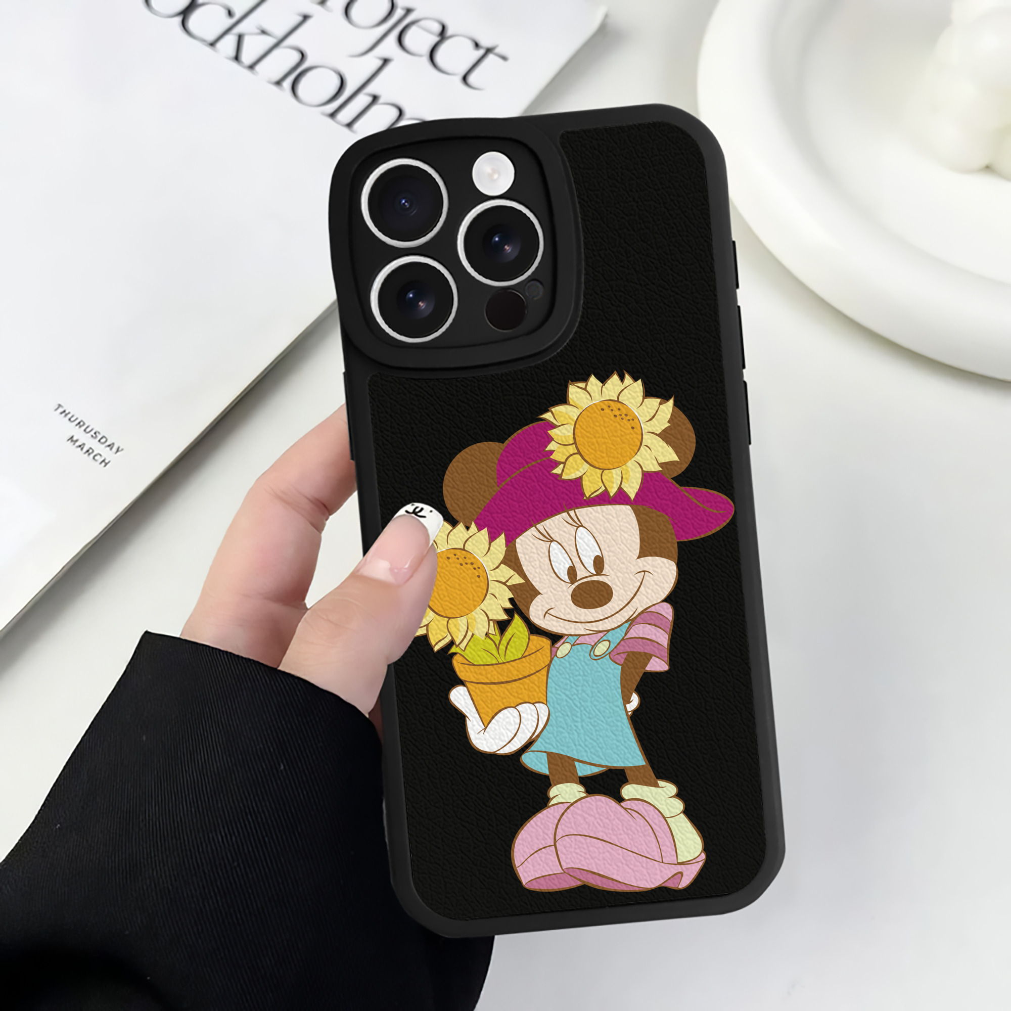 （画像用） ミッキーマウス Mickey Mouse 【iPhone 16シリーズ対応】シリコンスマホケース（レザー調） 材質：シリコン